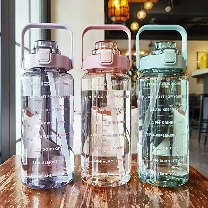 2L Wasserflasche, tragbarer Strohhalm-Wasserbecher aus Kunststoff für Outdoor-Sportarten, Fitness, Erwachsene, hochwertiger großer Fettbecher mit Zeitmarkierung