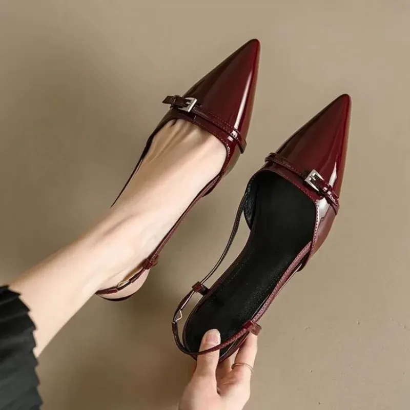Französische elegante spitze Zehenpartie aus Lackleder mit geschlossener Zehenpartie und Slingback-Absatz 2025, Vintage Fairy Core Kitten Heel Sandalen Damen