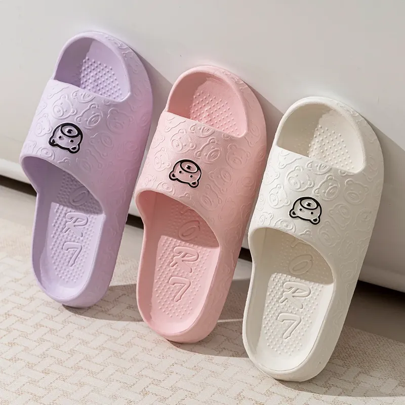 Mode frauen Hausschuhe Indoor Weiche Sohle Cartoon Bär Druck Rutschen Badezimmer EVA Indoor Männer Sommer Outdoor Coole Schuhe Paar