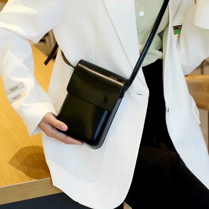 Vielseitige vertikale japanische und koreanische einfache Flip-Handytasche, Pendler-Umhängetasche aus PU-Leder, quadratische Einzelschultertasche