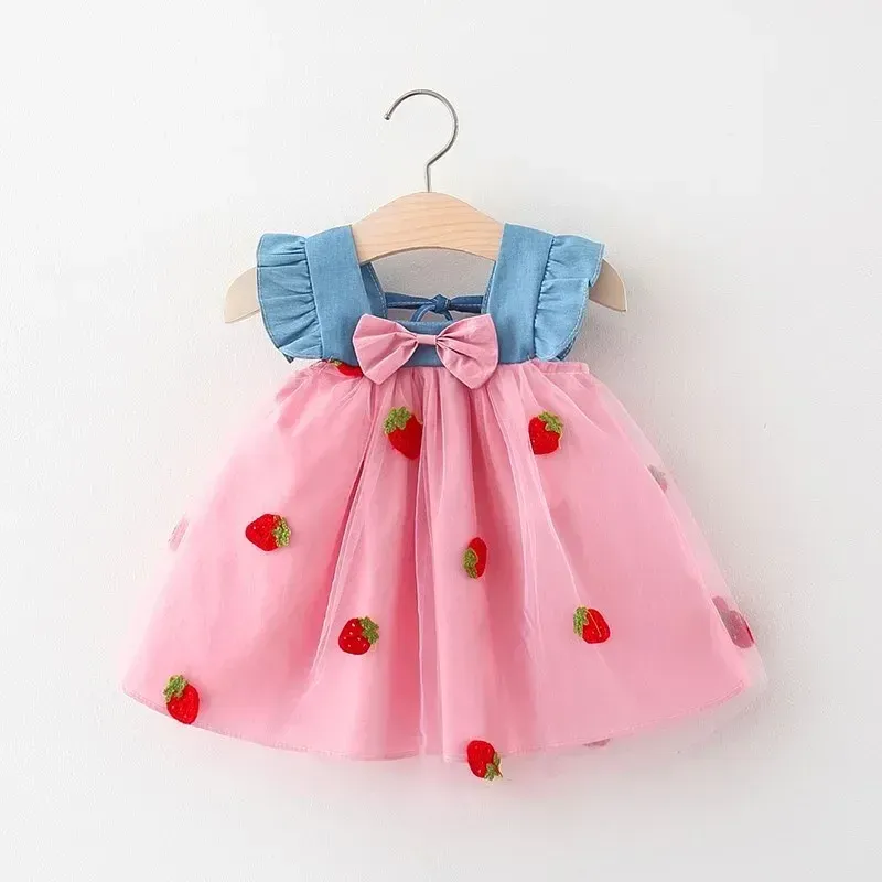 (0-3 Jahre) Sommer Neues Mädchenkleid Kleines A-Kind-Kleid mit fliegenden Ärmeln und Schleife, besticktes Erdbeer-cooles Prinzessinnenkleid