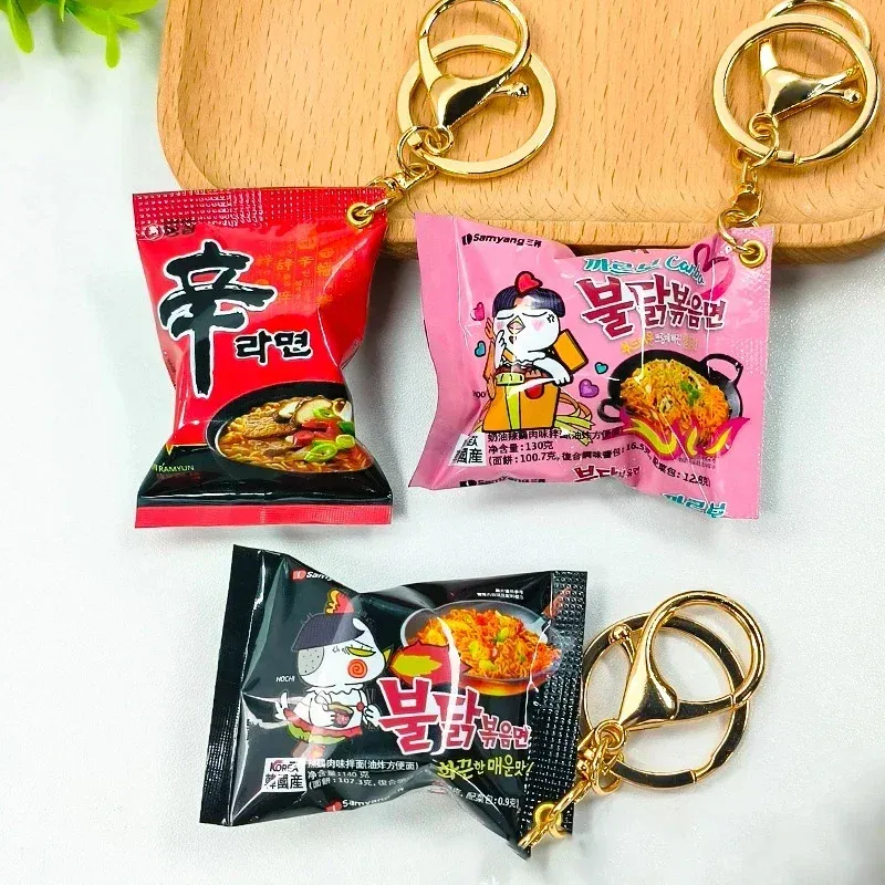 Simulation Instant-Nudeln Schlüsselanhänger am Telefon Mini Snacks Anhänger Taschenanhänger Weihnachtsgeschenke für das neue Jahr