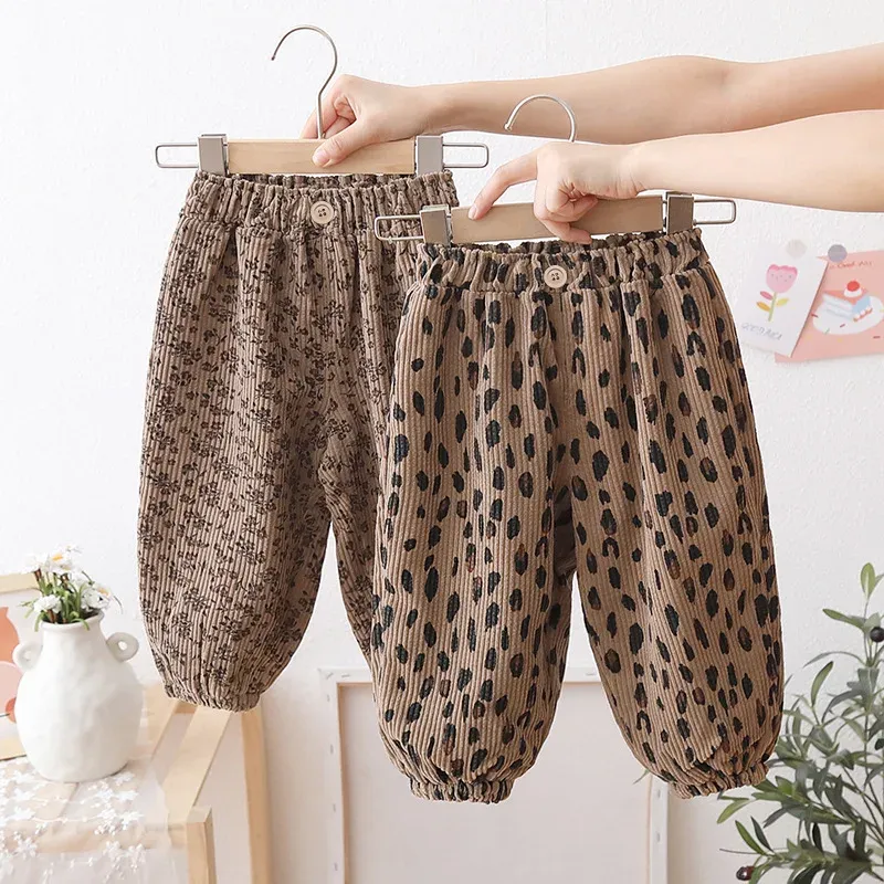 Koreanischer Stil Kleinkind Mädchen Cord Haremshose 1-8Y Leoparden-Blumendruck Herbst Winter gefütterte oder dünne Freizeithose