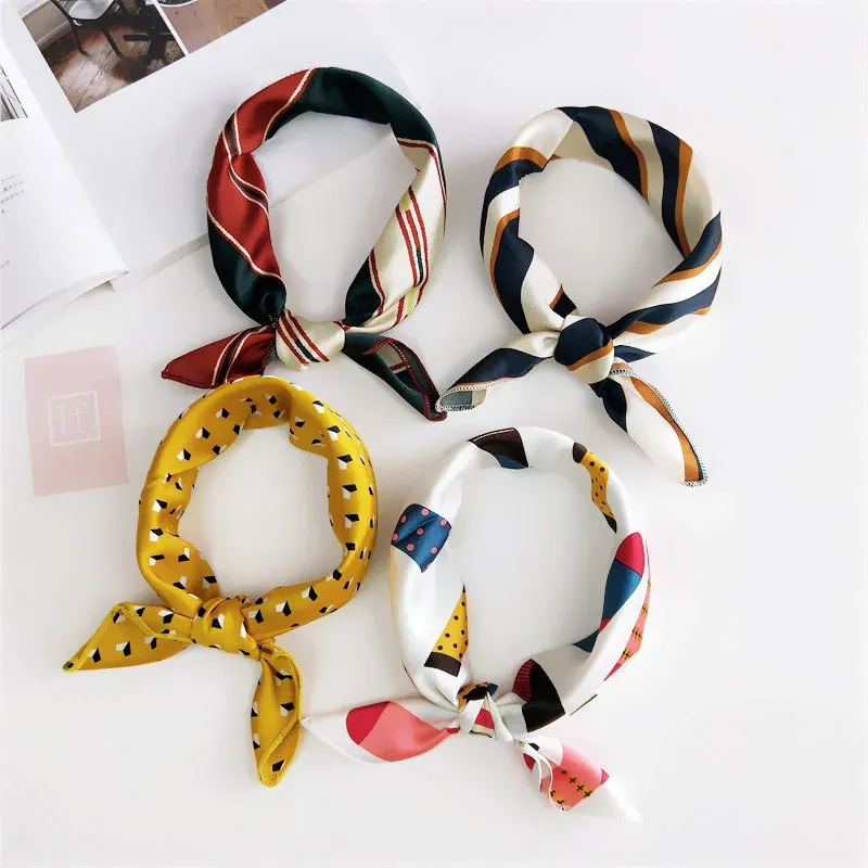 Neuer quadratischer Seidenschal für Damen – modischer bedruckter kleiner Halstuch, Büro-Damen-Haarband, Foulard, Handtuch, Damen-Bandana, Schal