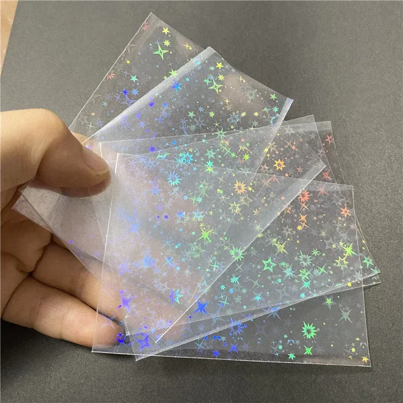 100 Stück holografische Kartenhüllen, Fotokartenschutz, 65 x 90 mm, für Magic TCG-Spielkarten, kratzfeste glitzernde Folienfolie