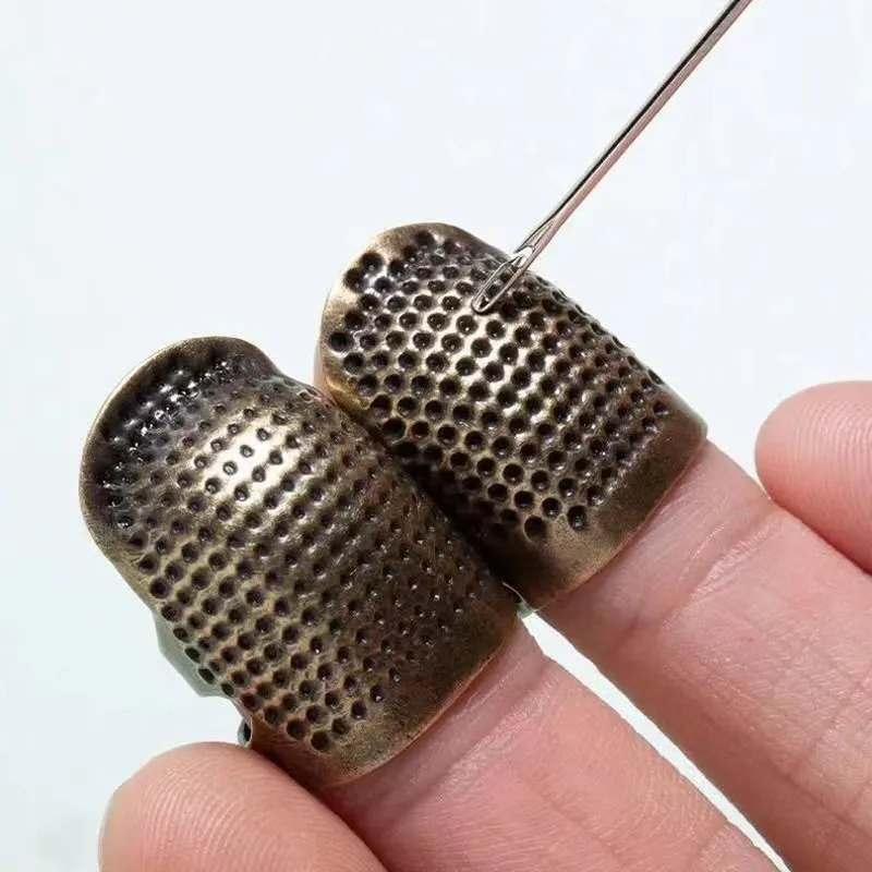2PCS Vintage verstellbare Fingerhut Hand Nähen Fingerhut Ring nach Hause rutschfeste Nadelpresse Fingerhülse