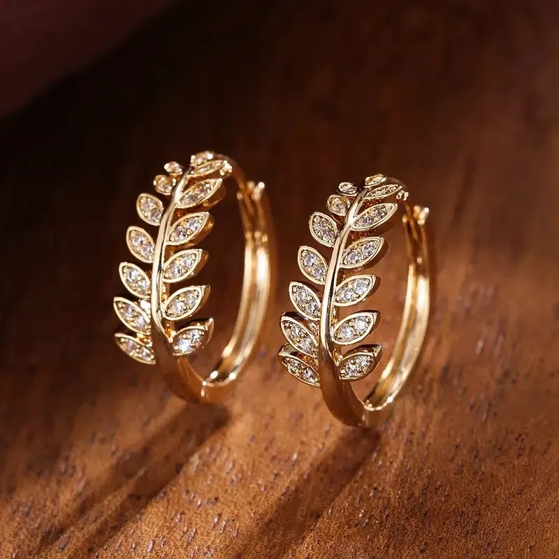 Huitan Einfache Stilvolle Blatt Olive Kleine Creolen für Frauen Gepflastert Glänzenden Kristall CZ Exquisite Mädchen Ohrringe Heißer Trendy Schmuck