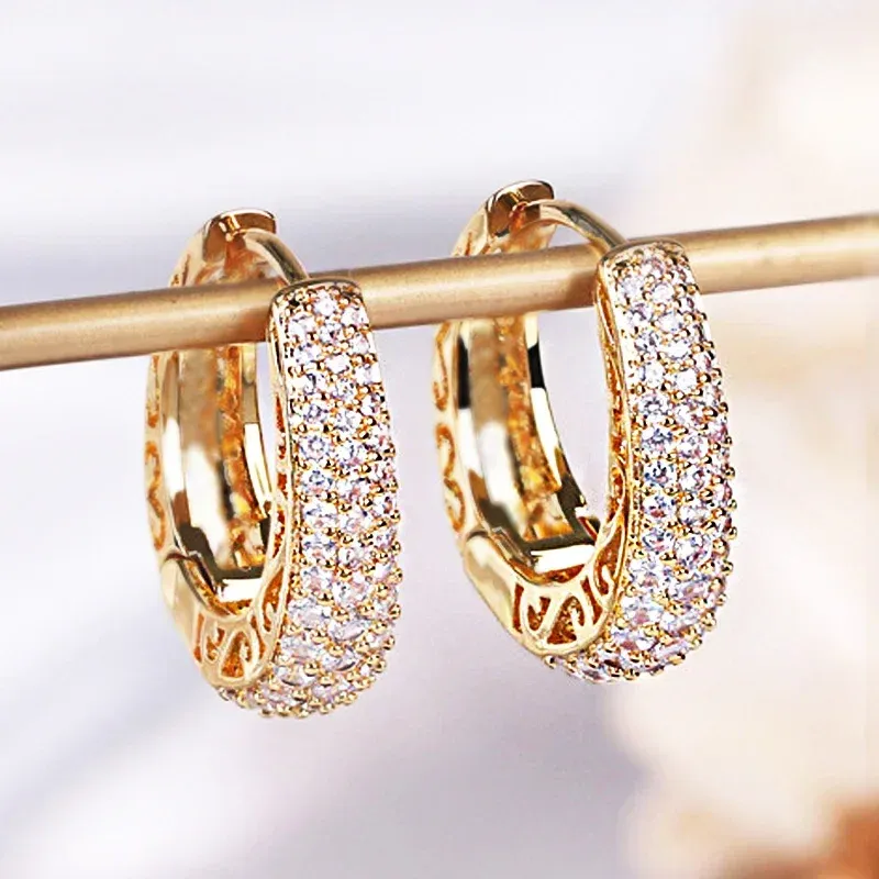Huitan Hohl Gold Farbe Creolen für Frauen Gepflastert Dazzling CZ Stein Luxus Trendy Weibliche Kreis Ohrringe Erklärung Schmuck