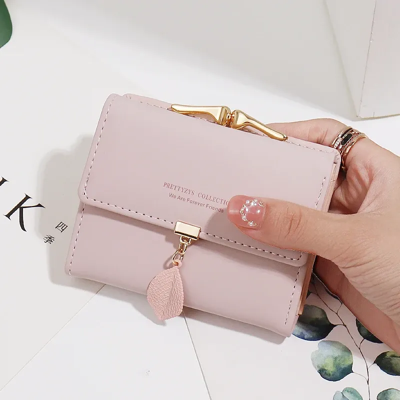 2024 Sommer-Kurzbrieftasche für Damen im Explosionsstil, koreanisches PU-Leder, einfach alles mit einfarbigem, Persönlichkeitsblatt-Anhänger b