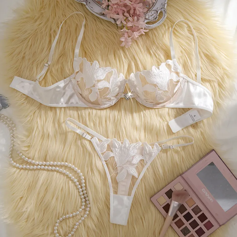 Weißes Pyjama-Set mit besticktem Aufdruck – ein Set mit Blumenmuster, geeignet für Damen, ein sexy BH ZA824031