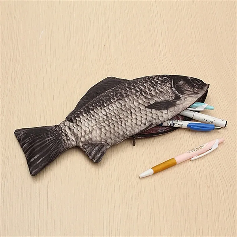 Simulierte Karausche Bleistift Tasche Persönlichkeit Kreative Salz Fisch Geformt Stift Federmäppchen Lustige Handtasche für Studenten Teenager Mädchen