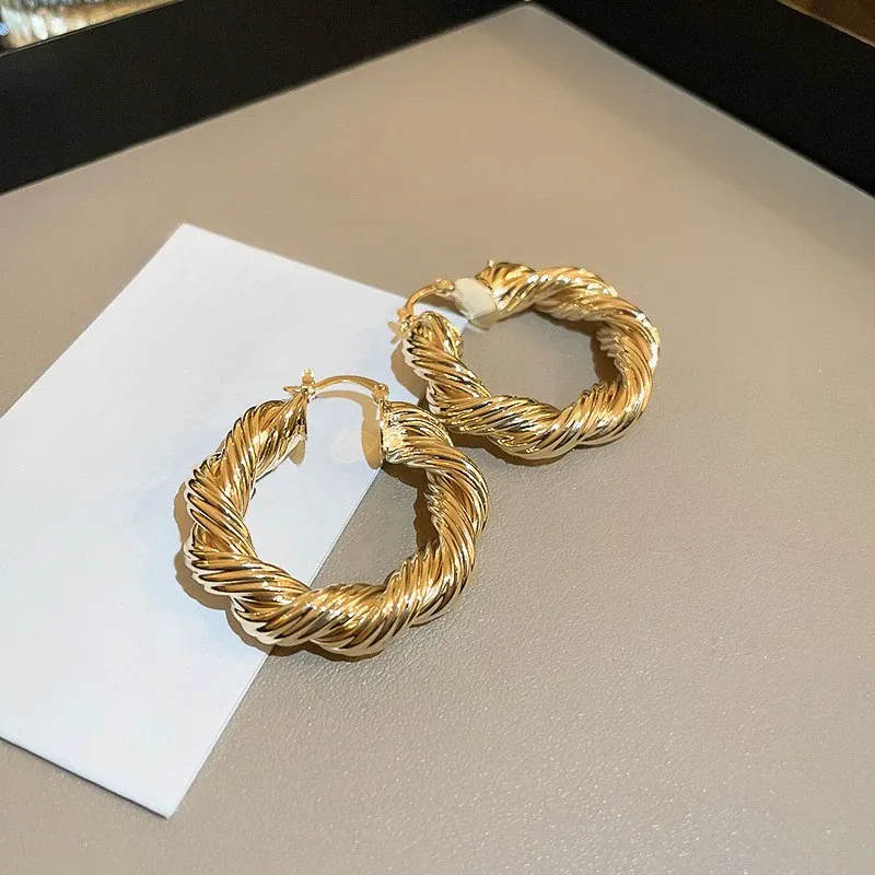 Huitan Goldfarbene, gedrehte Creolen für Frauen, schlicht, stilvoll, Mädchen-Ohrschlaufen-Ohrringe, ausgefallenes Geschenk, Party-Statement-Schmuck