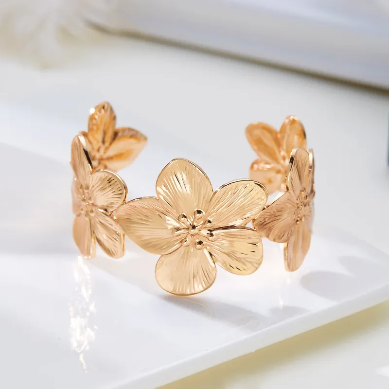 Hochwertiges Edelstahl-Armband mit hohler Blume und Schmetterling, offen, breit, vergoldet, verstellbare Manschettenarmbänder für Damenschmuck