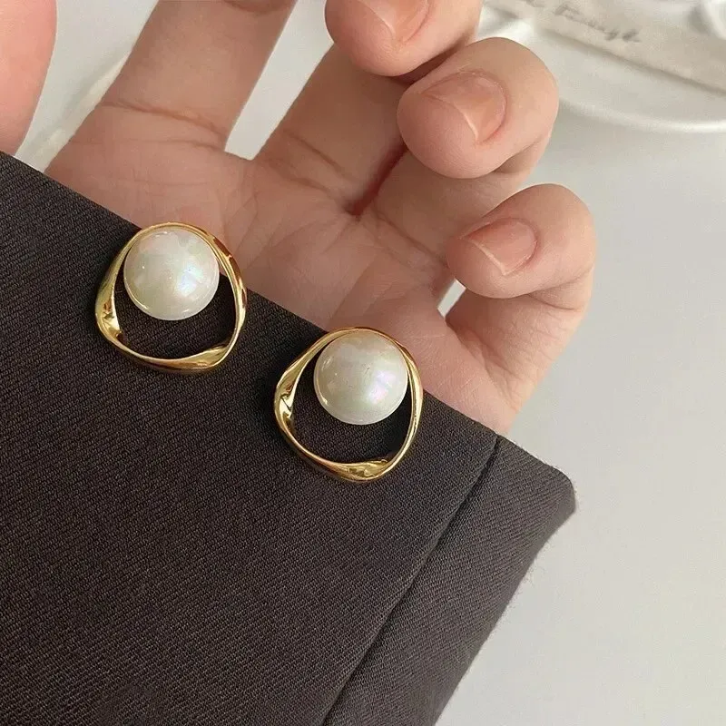 Imitation Perle Ohrring für Frauen Gold Farbe Runde Stud Ohrringe Koreanische Zarte Unregelmäßige Design Ungewöhnliche Mode Schmuck