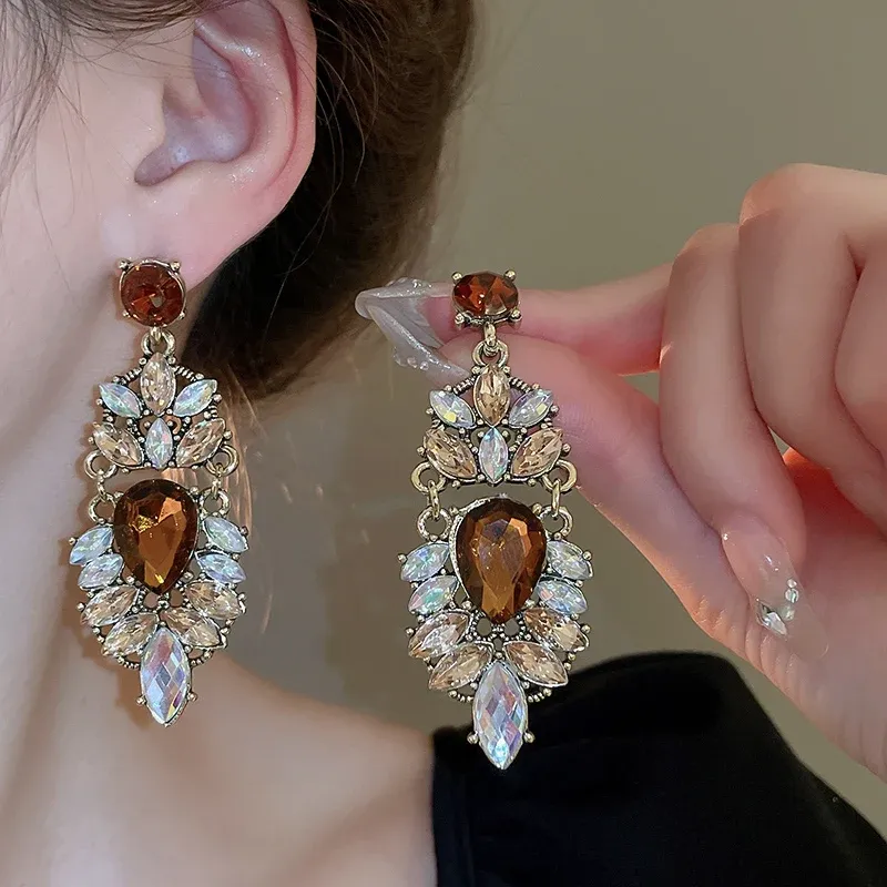 Vintage voller Strass Damen Ohrringe Luxus blattförmige Palast Ohrringe europäischen und amerikanischen Ohrschmuck für Party Hochzeit