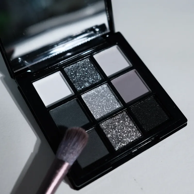 Lidschattenpalette mit 9 Schattieren: Black Swan, Smoky, Dark Black, Grey Silver Glitter, Matte Finish, langlebig und einfach zu färben