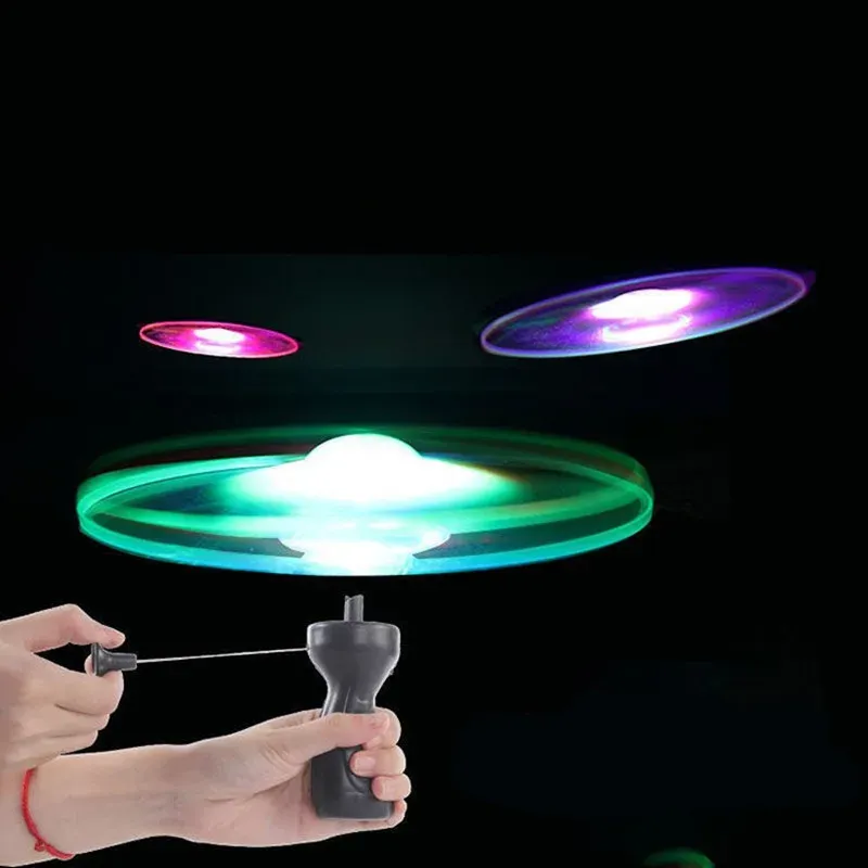 Kinder-Sportspielzeug: Fliegende LED-Leuchtscheibe mit Zugleine für den Außenbereich – Rotierendes, blinkendes Flugspielzeug für Parks und Strand