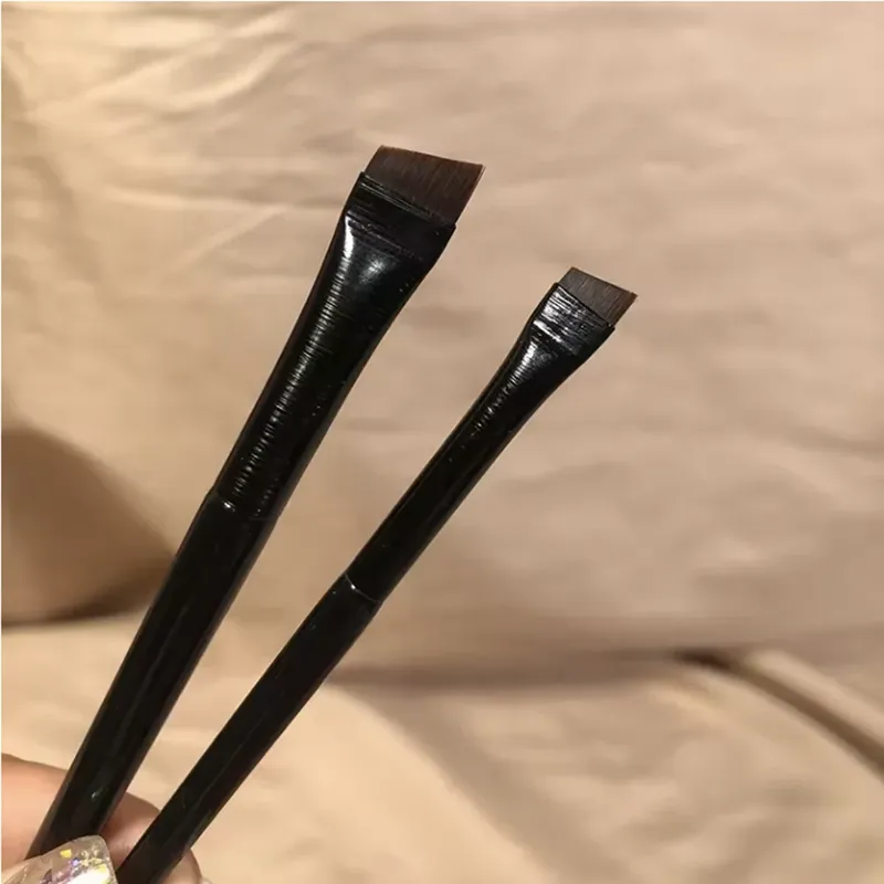 Neue 2-teilige Augenbrauen-Konturpinsel, Augenbrauen-Eyeliner-Pinsel, tragbarer kleiner Winkelpinsel für Augenbrauen, Make-up-Tool für Frauen.