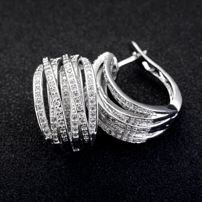 Huitan Mode Silber Farbe Kreuz Creolen für Frauen Voll kristall Zirkonia Aussage weibliche Ohrringe Trends Schmuck
