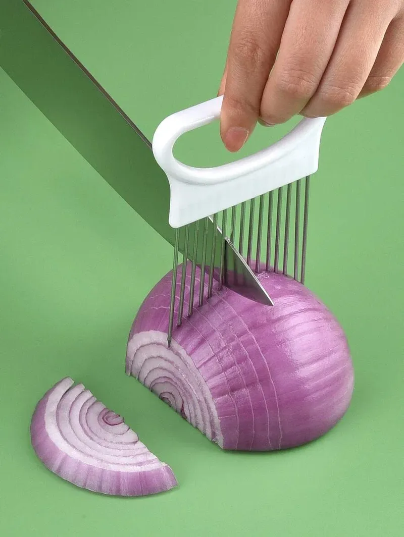 Schneiden Sie Zwiebeln mühelos mit diesem 1-teiligen bunten Zwiebelschneider-Küchenhalter aus Edelstahl mit Kartoffelchips