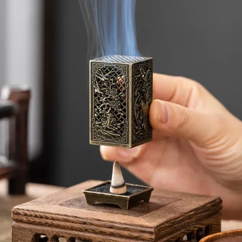 Quadratischer vertikaler Weihrauchbrenner, kleiner Xiangyun-Legierung, Weihrauchhalter für den Innenbereich, Aromatherapie, Heimdekoration, chinesische Pflaumen-Räuchergefäße