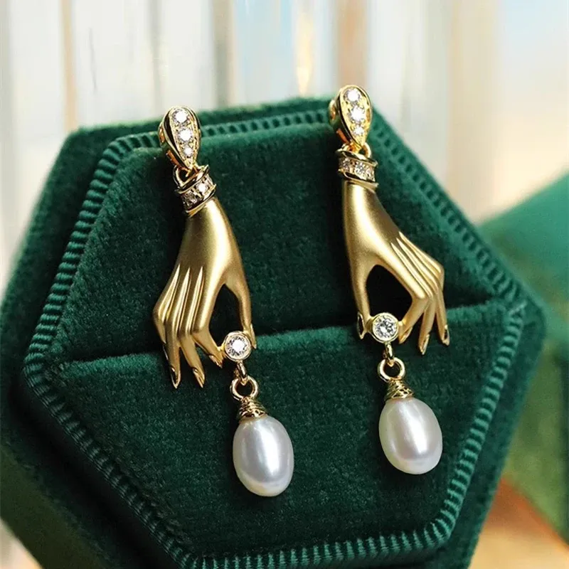 Huitan Neuartiges Design Hand mit Imitationsperle, baumelnde Ohrringe für Frauen, heißes, trendiges Damen-Accessoire, Alltagskleidung, Statement-Schmuck