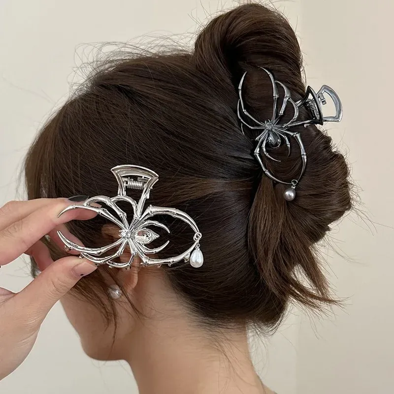 Gothic Spinnenförmige Haarklammer für Frauen Ausgehöhlte Metall-Imitationsperlen-Haarspangen Coole Mädchen-Haaraccessoires M