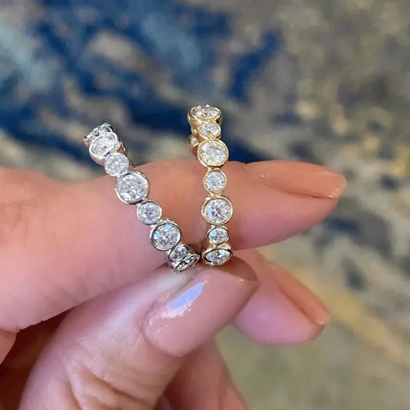 Huitan Trendy Runde Zirkonia Ring für Frauen Silber Farbe/Gold Farbe Aussage Weibliche Accessoires Täglichen Verschleiß Luxus schmuck