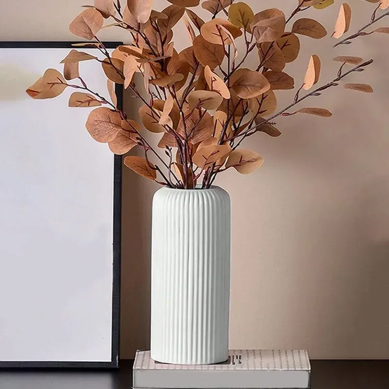 1 Stück schicke, gestreifte Kunststoffvase in Keramikoptik für Blumen – langlebiges, einfach zu platzierendes dekoratives Blumenpräsentationsstück
