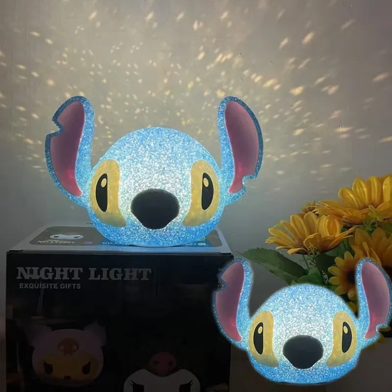 Lilo & Stitch Partikel-Projektions-Nachtlicht Cartoon Lilo und Stitch 3D-Puppe Leselampe Kreative Schreibtischlampe für Kindergeschenke