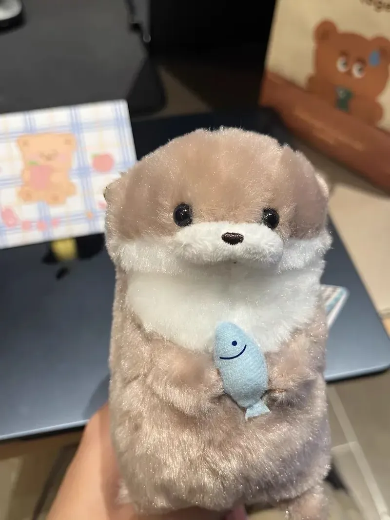 Süße kleine Otter Umarmung Fisch Plüsch Puppe Anhänger Puppe Geschenk Geschenk süße Mädchen Herz Schlüsselanhänger Anhänger kreatives Geschenk