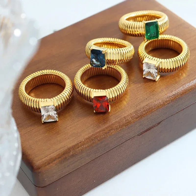 18 Karat vergoldete, wasserdichte, mehrfarbige Kristallringe mit klobiger gestreifter Textur, zarter, glänzender, quadratischer Zirkon-Innenring, Punk-Schmuck