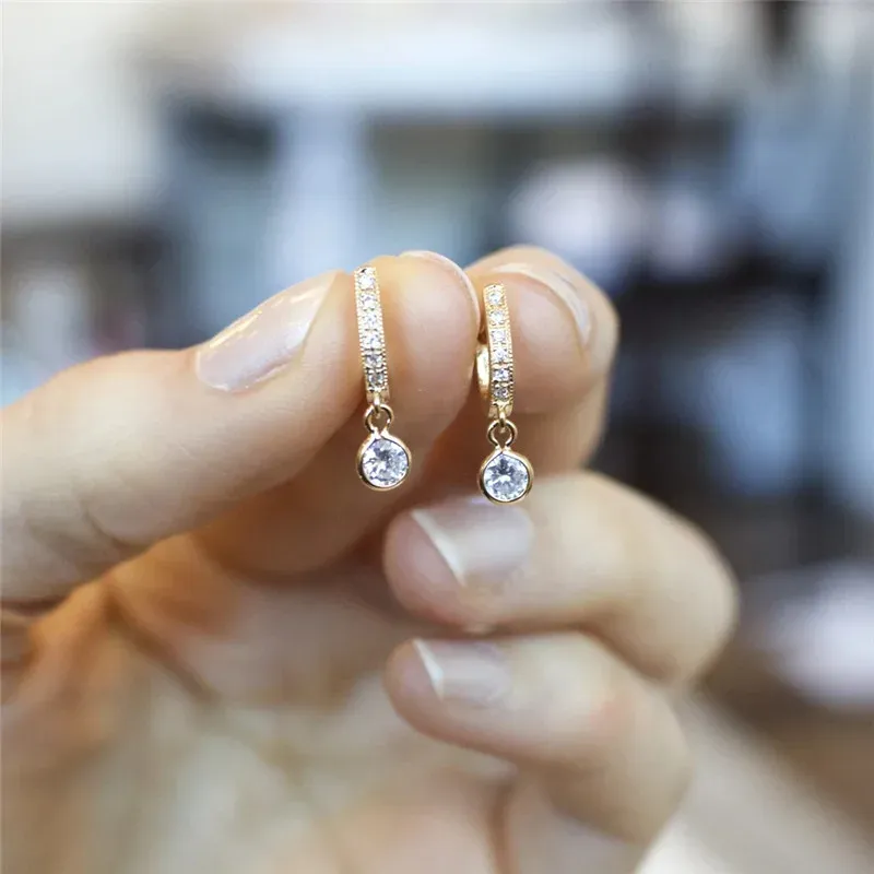 Huitan Mode Einfache Gold Farbe Frauen Tropfen Ohrringe mit Runde CZ Charme Kreative Mädchen Zubehör Ausgefallene Geschenke Aussage Schmuck