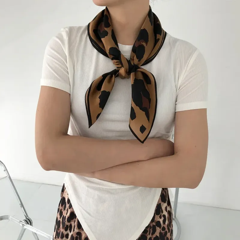 68 cm Seidenschal mit Leopardenmuster für Damen, Schals aus Seidenimitat, modische und vielseitige Kopfbedeckung, quadratischer Schal für Kleidung