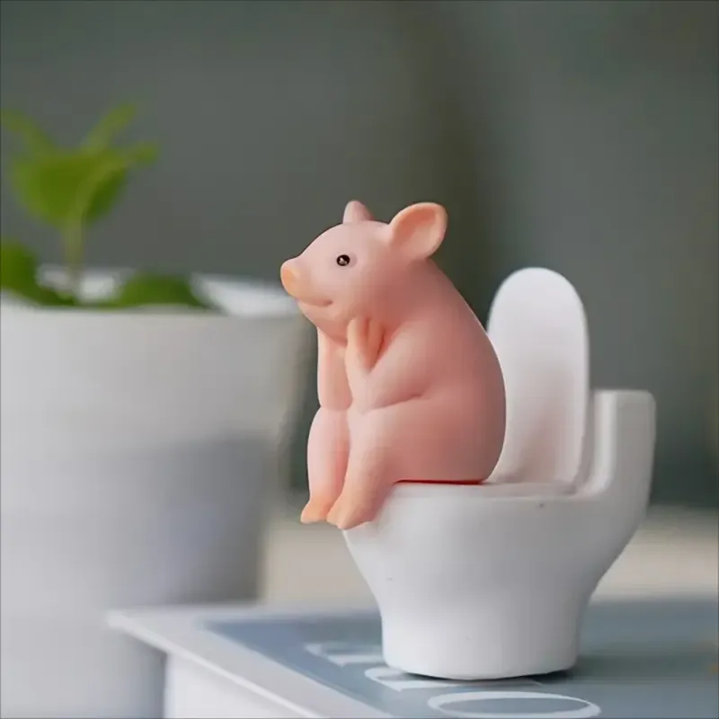 Entzückendes rosa Schweinchen auf der Toilettenfigur – skurrile PVC-Dekoration für Zuhause, Büro und Auto |   Ideales Geschenk für Freunde |   Vielseitiger Innenbereich