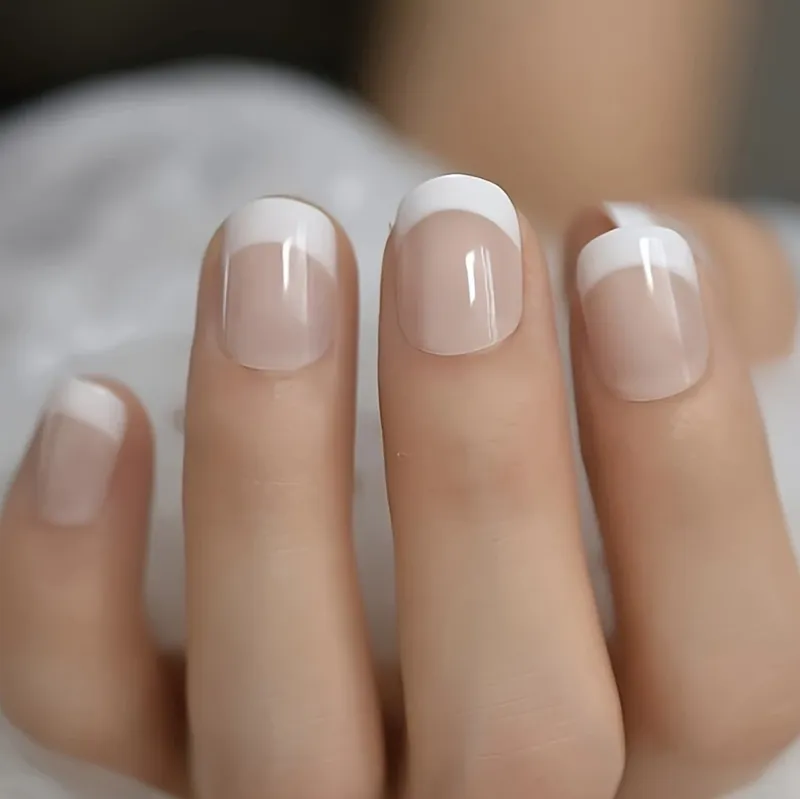 24-teiliges französisches, kurzes, quadratisches Nägel-Nagelkunst-Set mit weißen Rand und abnehmbaren künstlichen Nägeln für Festivals – Datum und den täglichen Gebrauch