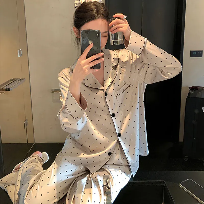 French High Sense of Nachtwäsche Damen Frühling und Herbst Neuer einfacher Polka Dot Langarm Lange Hosen Eisseide Homewear Mode Anzug
