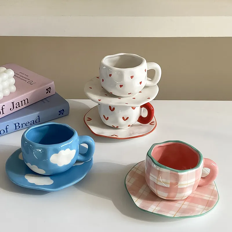 1 Stück 280 ml Original-Design, handgeknetete Keramik-Kaffeetasse und Untertasse im skandinavischen Stil, mehrfarbig, kariertes Herz, blauer Himmel und weiße Wolken, Blumenbecher, geeignet für Nachmittagstee, Milchbecher und Untertasse, Latte-Set, Geschenk