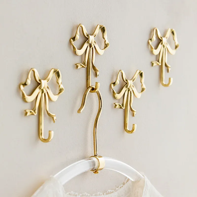 Wandhaken mit Schleife aus Messing – goldfarbener Kleiderbügel in Schleifenform im nordischen Stil für Kleidung, Badezimmer, Schlafzimmer, Veranda, Retro-Haus