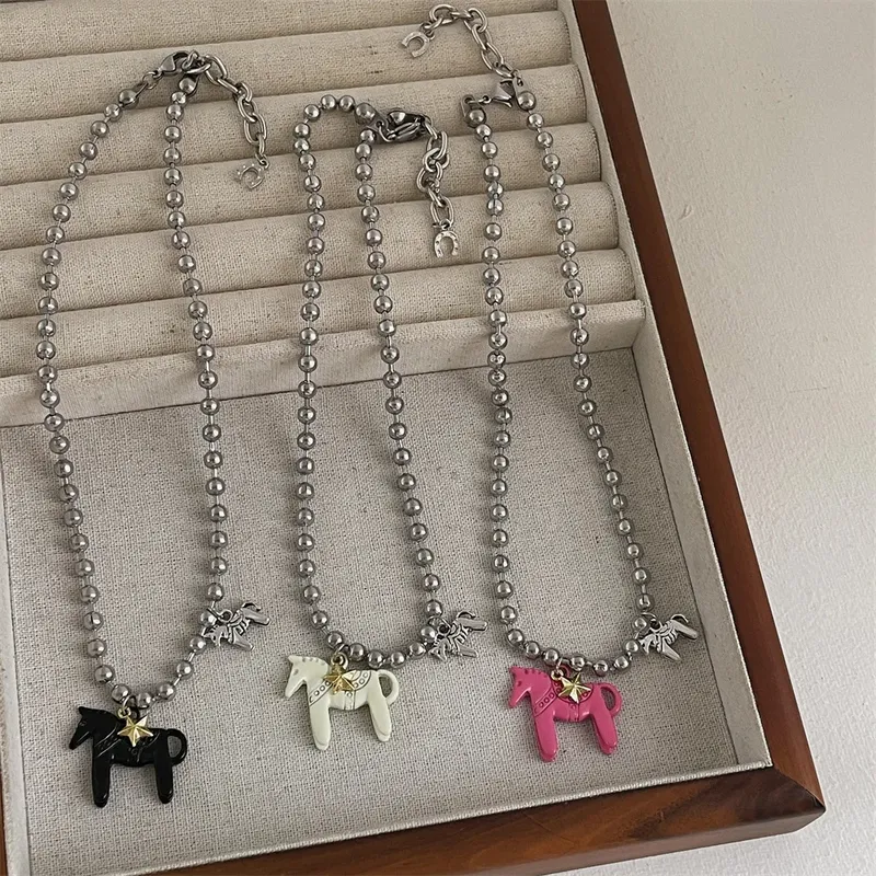 LATS Weiß Schwarz Grün Blau Rosa Farbe Emaille Colt Pferd Anhänger Halsketten für Frauen Versilberte Legierung Perlen Kette Colliers