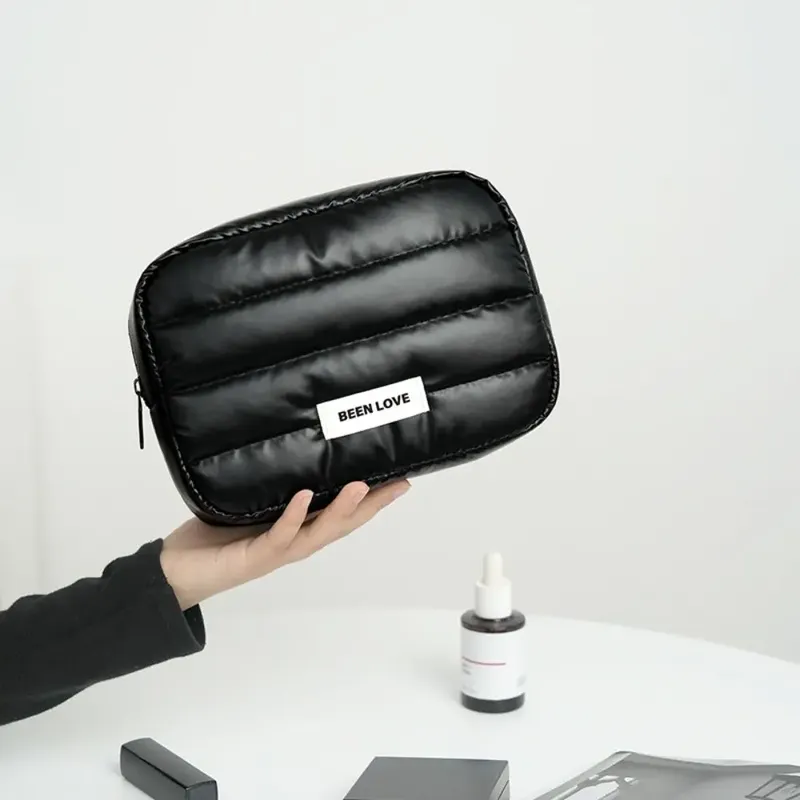 Tragbare Daunen-Make-up-Tasche mit großer Kapazität, einfarbig, gesteppt, für Reisen, Kulturbeutel mit Reißverschluss, flauschige Aufbewahrungstasche für die Hautpflege
