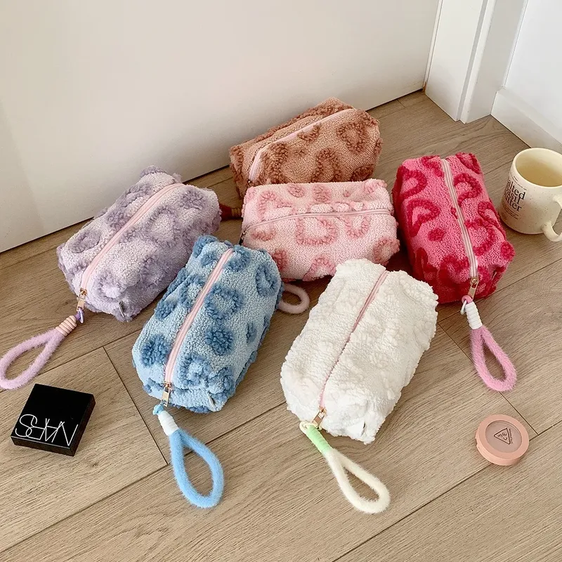 Ins Wind Plüsch-Kosmetiktasche, Outdoor-Reisetasche, Mädchen-Aufbewahrungstasche mit großem Fassungsvermögen, tragbare Toilettentasche