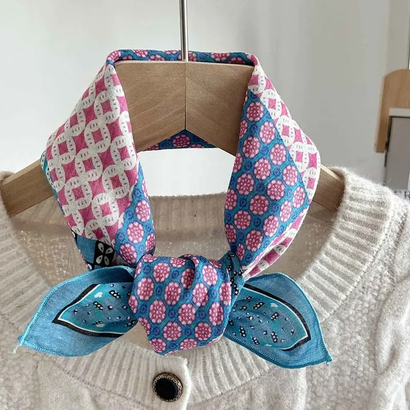Frühling und Sommer Neuer kleiner Seidenschal für Damen, hautfreundlicher und bequemer böhmischer kleiner quadratischer Schal, vielseitiger europäischer und amerikanischer Blumendruckschal, Schal und Stirnband