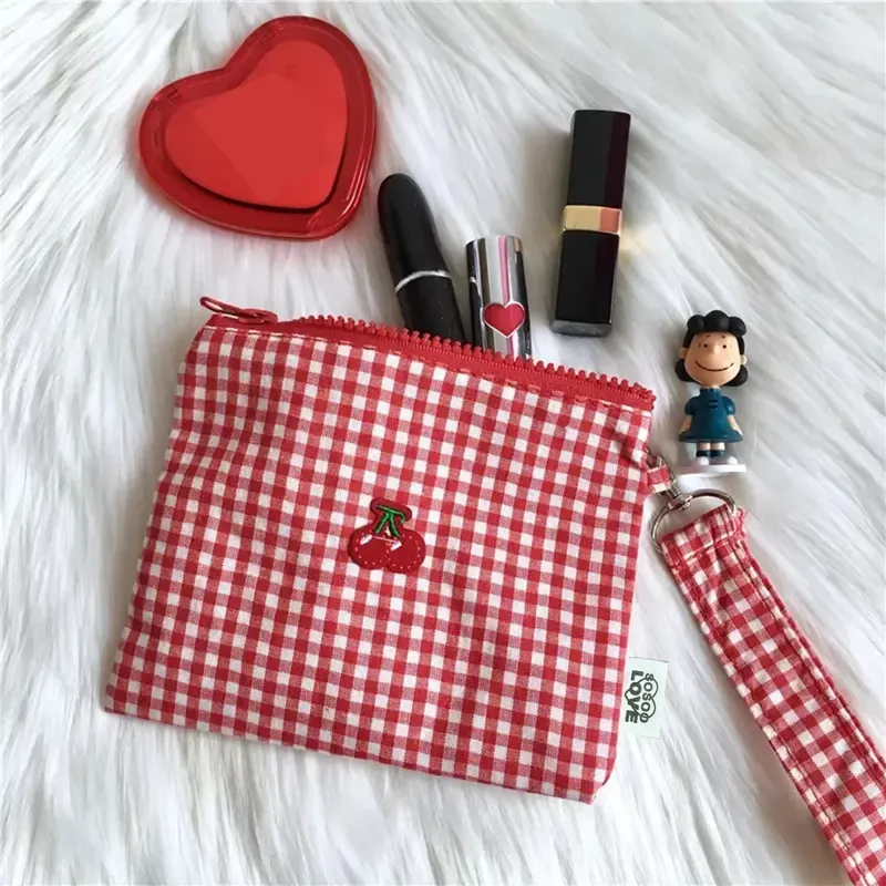 Rote Kirsch-Make-up-Tasche aus Segeltuch, tragbar und leicht zu transportieren. Rot karierte Kosmetiktasche mit großem Fassungsvermögen für Lippenstifte.