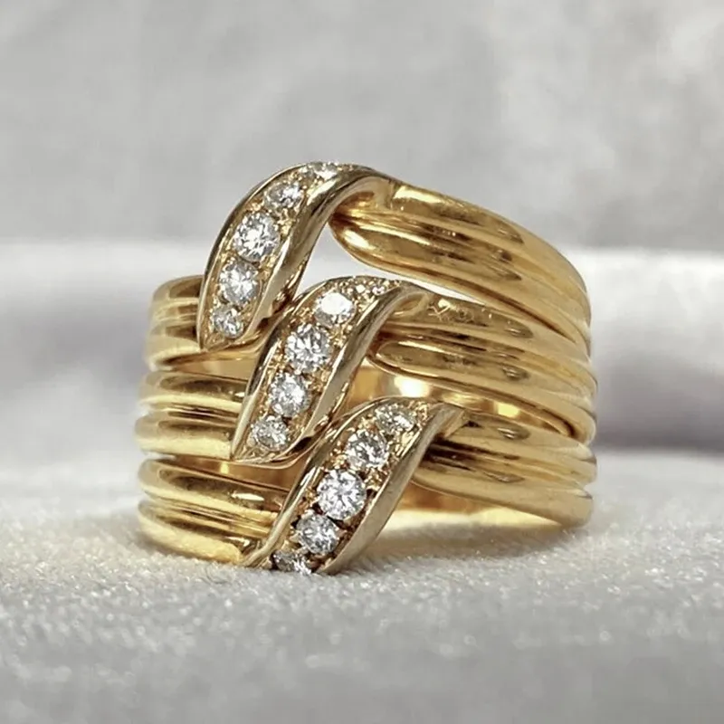 Huitan Wunderschöne Damen-Eheringe, goldfarben, breites Band, Statement-Fingerringe für Party, luxuriöser Zirkonia-Schmuck