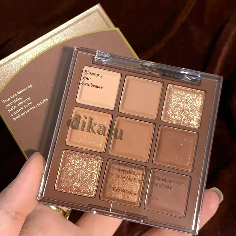 Die neun quadratische Lidschattenpalette ist ein Muss zur Reduzierung von Schwellungen und sorgt dafür. Einfaches, farbiges und langanhaltendes Make-up aufzutragen