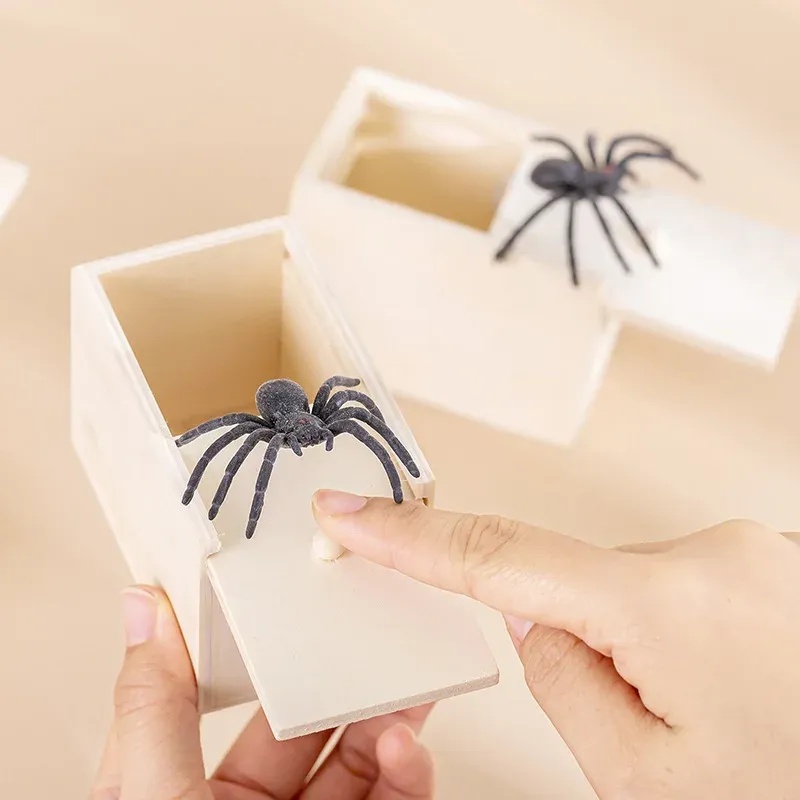 1PCPrank Toy: Jump Scare Holzkiste TikTok Viral Scare Toy mit Fake Bugs/Spinne, lustiges Gag-Geschenk für Halloween, Aprilscherz