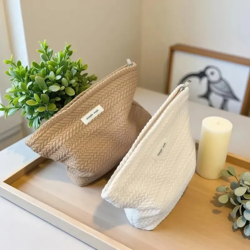 Handgewebte Make-up-Tasche, künstlerische Häkel-Kosmetiktasche mit Reißverschluss, minimalistische Clutch für Damen, perfektes Geschenk für Reisen und den täglichen Gebrauch.