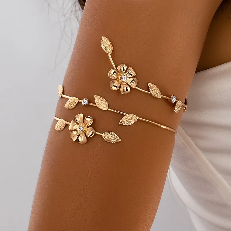 Ein Damenarmband mit Stereo-Blumenrebenform und mehreren Farben zur Auswahl. Das Armband eignet sich für den täglichen Gebrauch und den Urlaub - 3.31 EUR