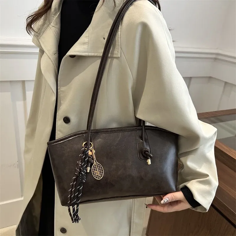 Pendler-Umhängetasche für Damen mit langem Spaghettiträger im Knoten-Design, einfache Handtasche mit Anhänger, stilvolle horizontale Umhängetasche